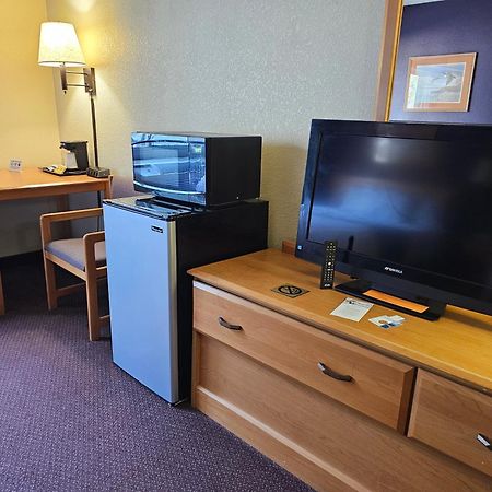 Fossil Creek Hotel & Suites Russell Bagian luar foto