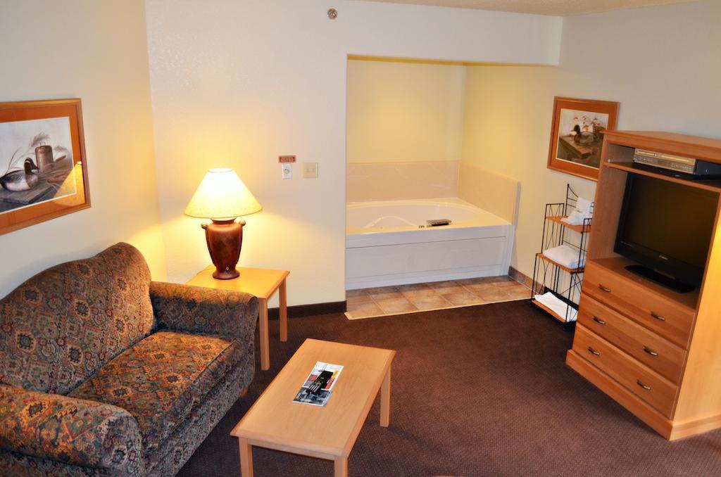 Fossil Creek Hotel & Suites Russell Bagian luar foto