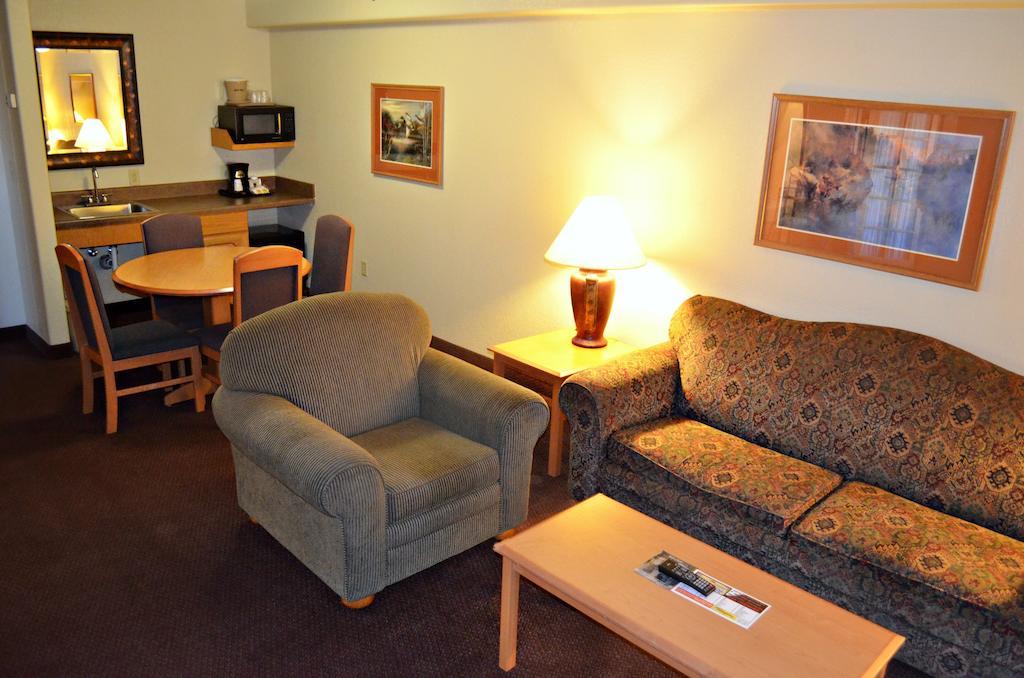 Fossil Creek Hotel & Suites Russell Bagian luar foto