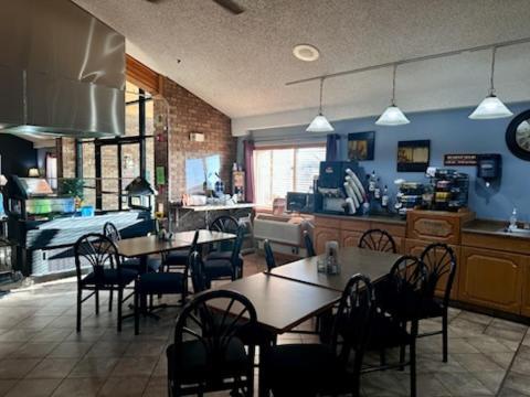 Fossil Creek Hotel & Suites Russell Bagian luar foto