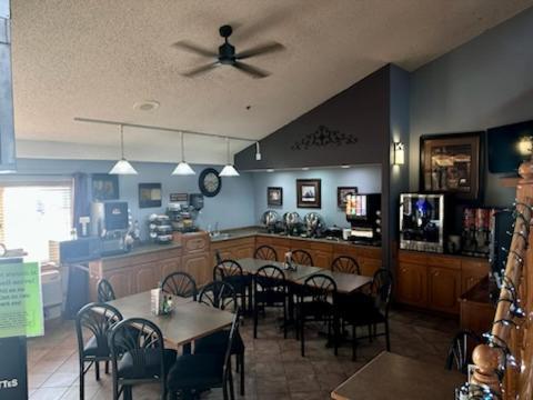 Fossil Creek Hotel & Suites Russell Bagian luar foto