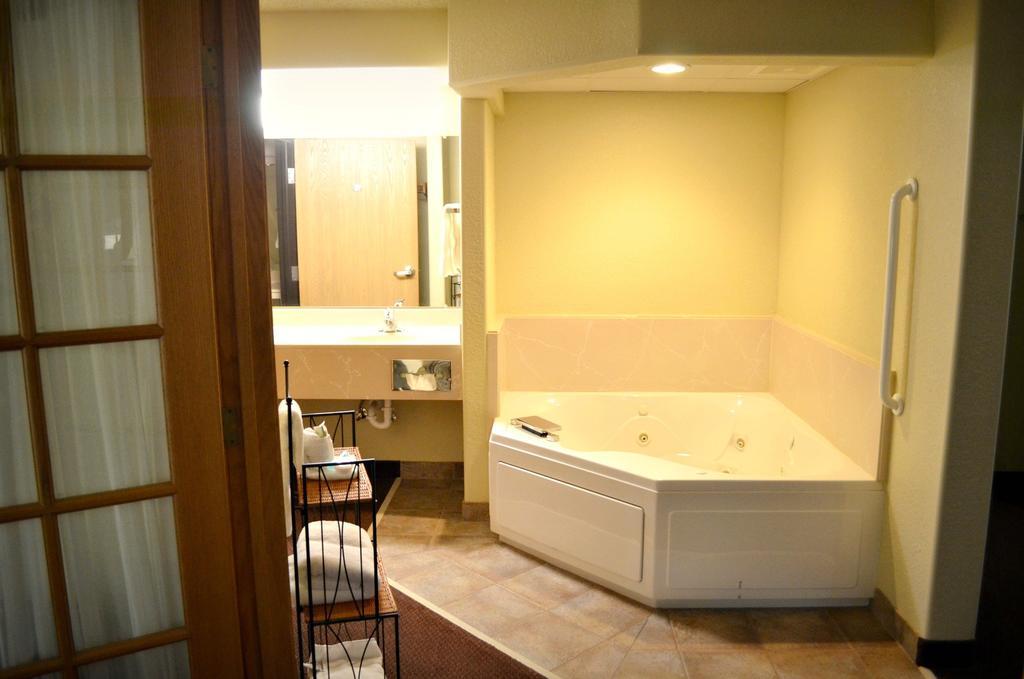 Fossil Creek Hotel & Suites Russell Bagian luar foto