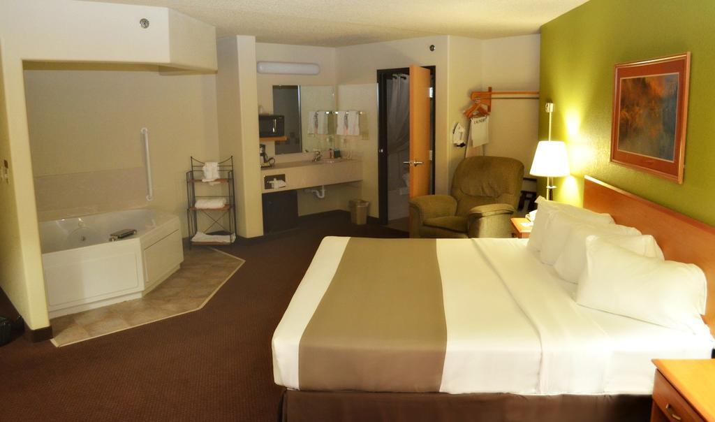 Fossil Creek Hotel & Suites Russell Bagian luar foto