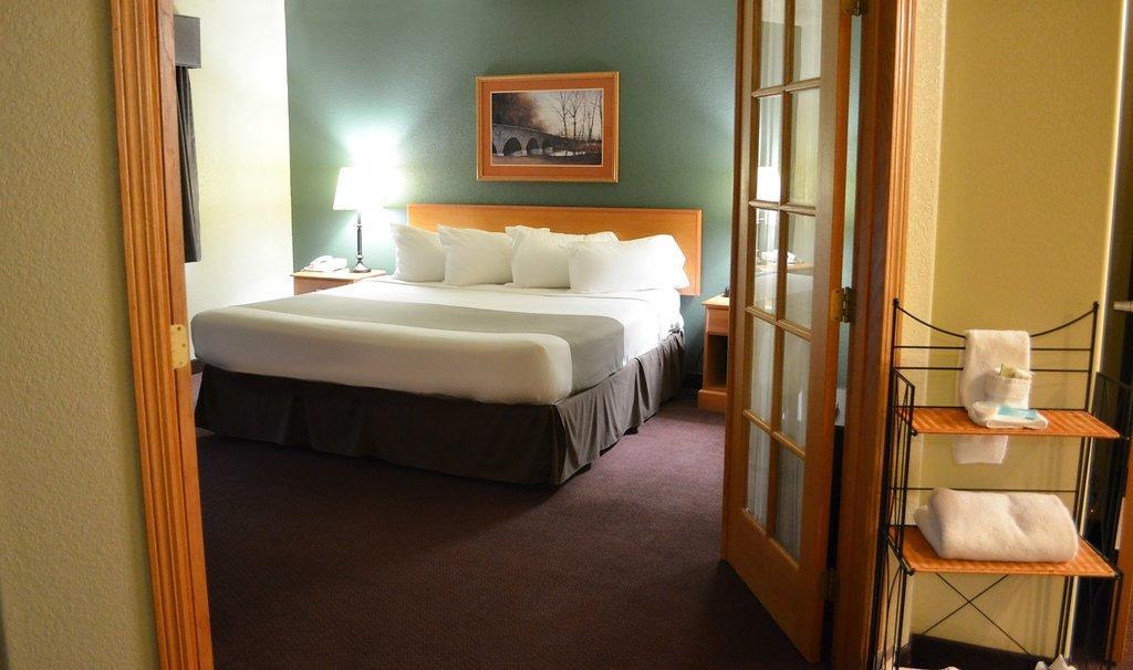 Fossil Creek Hotel & Suites Russell Bagian luar foto