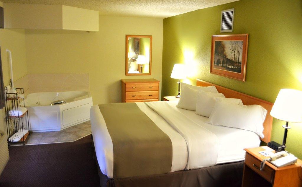 Fossil Creek Hotel & Suites Russell Bagian luar foto